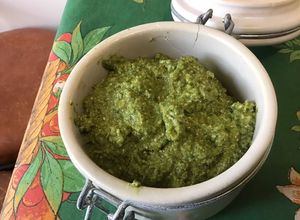 Une photo de Pesto de fanes de radis à l'ail, tomates séchées, citron confit et parmesan