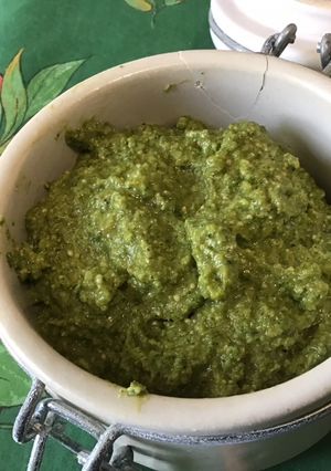 Une photo de Pesto de fanes de radis à l'ail, tomates séchées, citron confit et parmesan