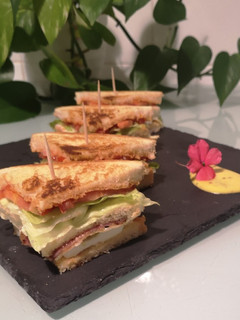 Una foto de Pincho de sándwich tomatero con bacon