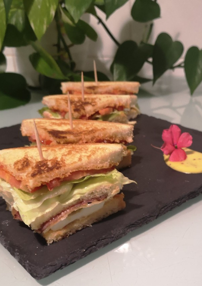 Una foto de Pincho de sándwich tomatero con bacon