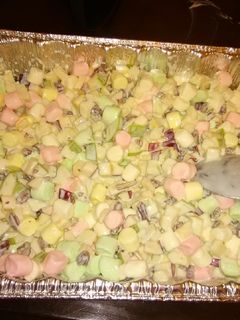 Una foto de Ensalada de fruta y bombón