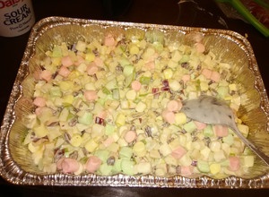 Una foto de Ensalada de fruta y bombón