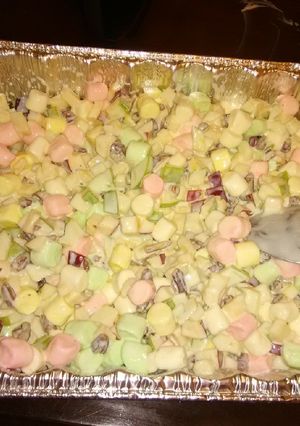 Una foto de Ensalada de fruta y bombón