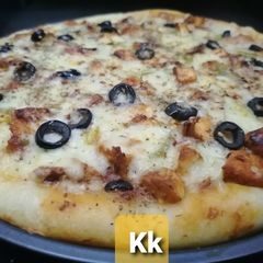 A picture of Grilled Smoky Chicken pizza😋.