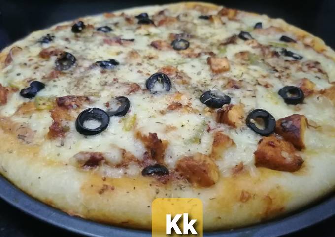 Recipe of Jamie Oliver Grilled Smoky Chicken pizza😋