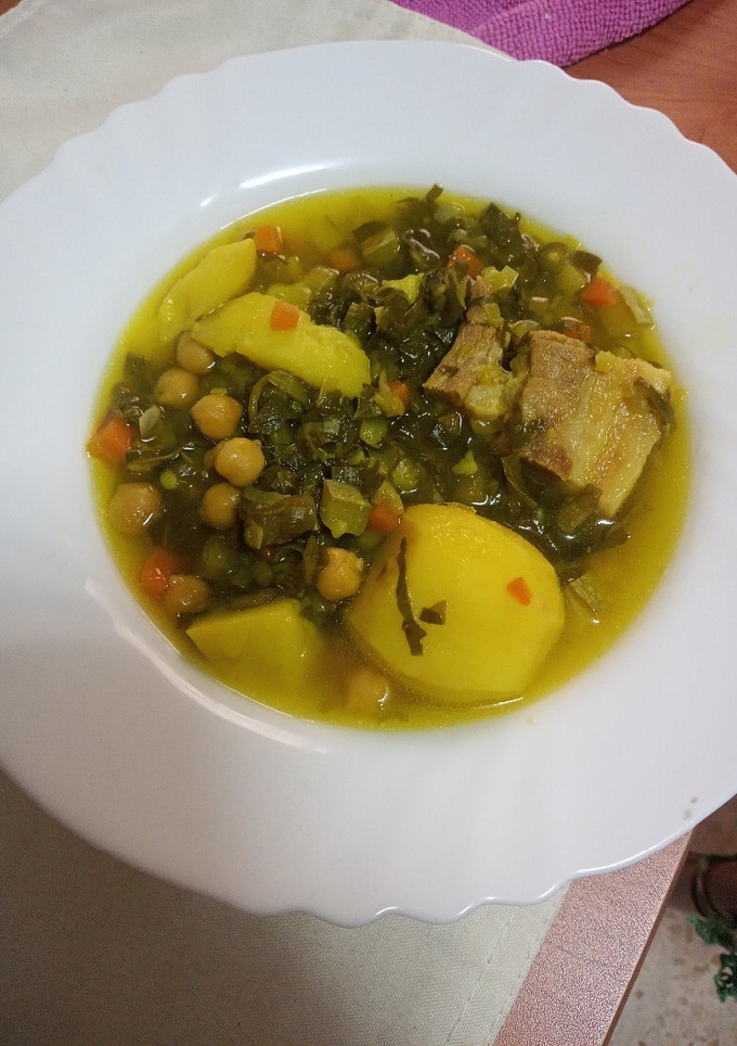 Una foto de Potaje de acelgas con garbanzos y costilla para estudiantes