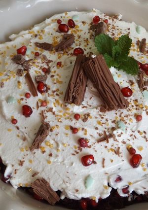 Una foto de Manjar chocolateado con naranja y granada