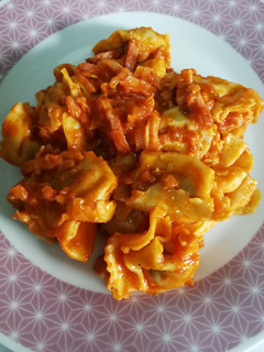 Una foto de Raviolis de carne con bacon y tomate