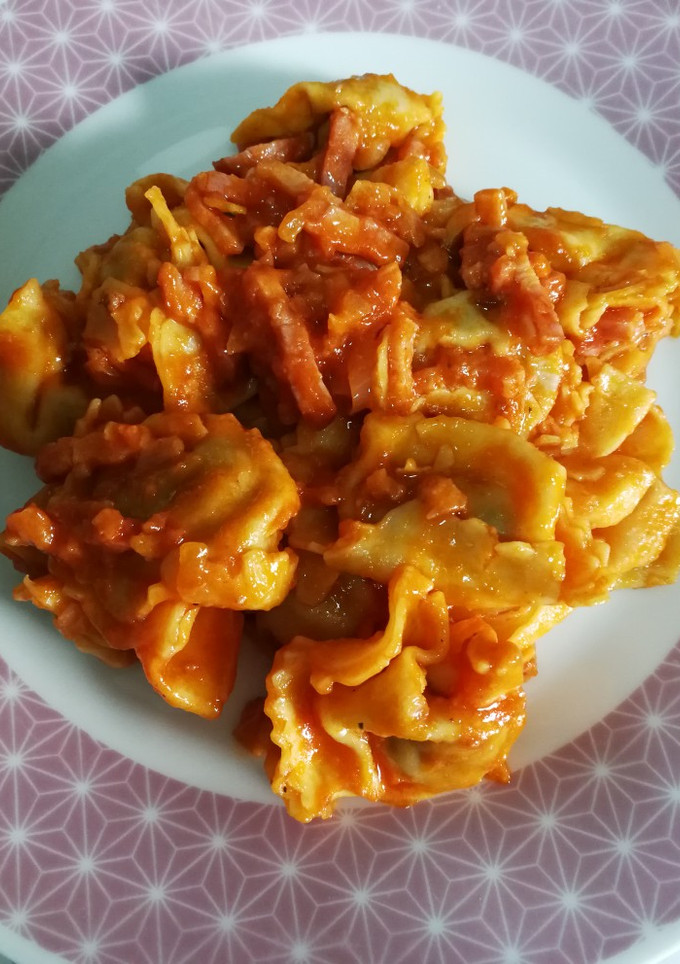 Una foto de Raviolis de carne con bacon y tomate