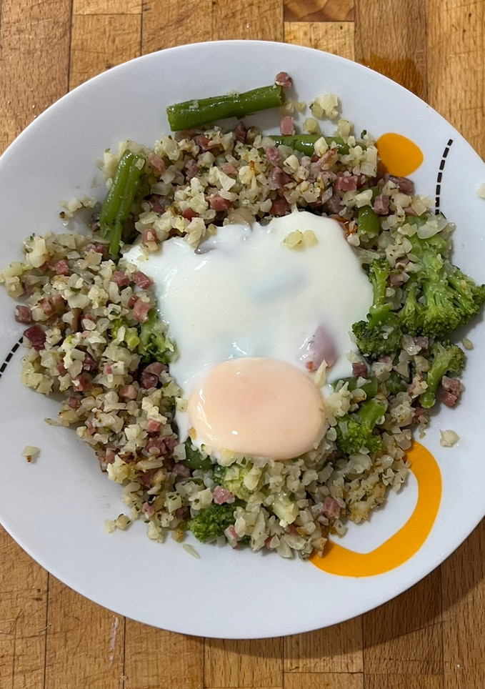 Una foto de Migas de coliflor con taquitos de jamón