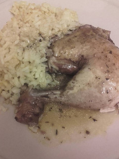 Una foto de Muslos de pollo al vino tinto con arroz y quinoa