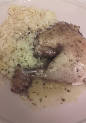 Una foto de Muslos de pollo al vino tinto con arroz y quinoa