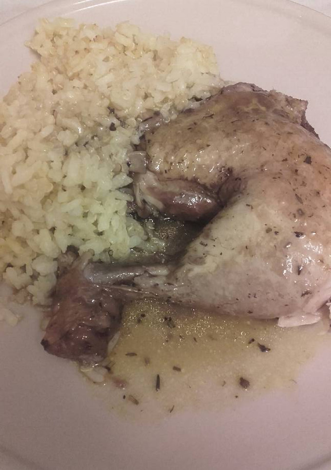 Una foto de Muslos de pollo al vino tinto con arroz y quinoa