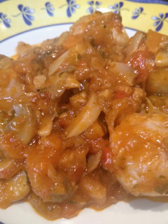 Una foto de Albóndigas de pavo y pollo con salsa de champiñones y vino blanc