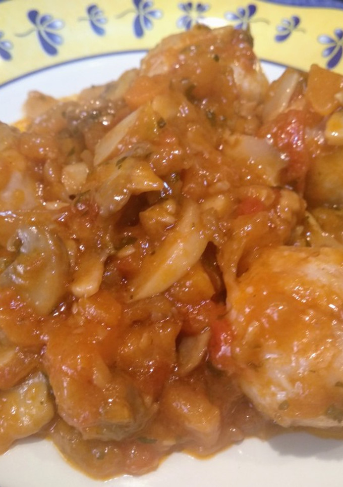 Una foto de Albóndigas de pavo y pollo con salsa de champiñones y vino blanc
