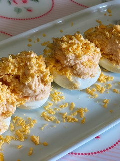Una foto de Huevos rellenos de salmón
