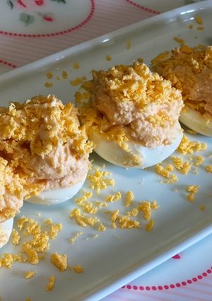 Una foto de Huevos rellenos de salmón