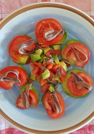 Una foto de Cenita fresca y fácil, con aguacate y tomate