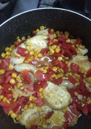 Una foto de Pechuga de pollo con maíz y ají