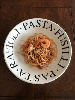 Una foto de Spaghetti con camarones y vino ©