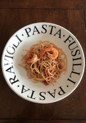 Una foto de Spaghetti con camarones y vino ©