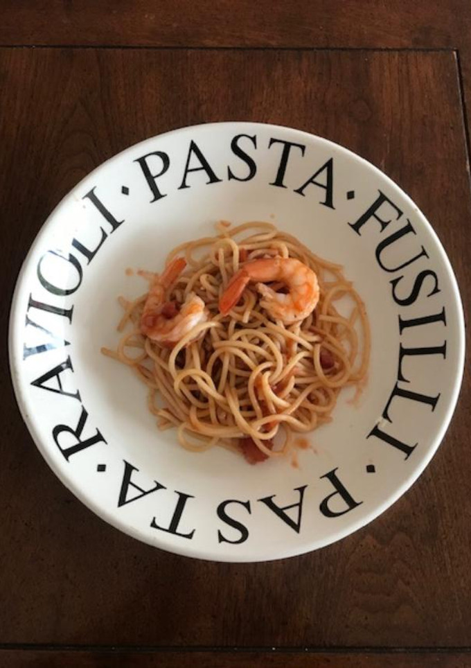 Una foto de Spaghetti con camarones y vino ©