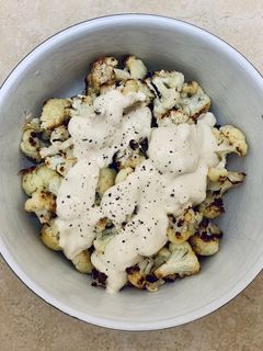 Una foto de Coliflor asada con salsa de tahina
