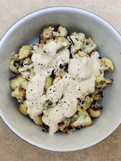 Una foto de Coliflor asada con salsa de tahina
