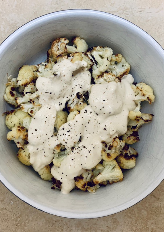Una foto de Coliflor asada con salsa de tahina