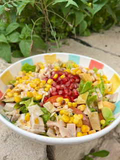 Una foto de Ensalada de pollo del cocido y granada con vinagreta con miel