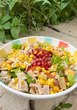 Foto principal de Ensalada de pollo del cocido y granada con vinagreta con miel