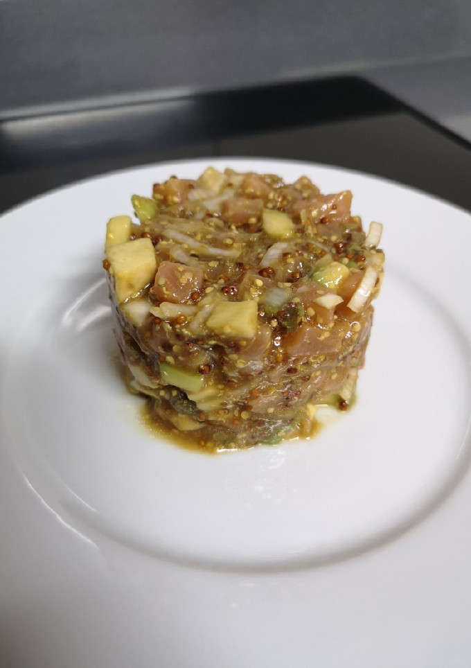 Una foto de Tartar de salmón ahumado
