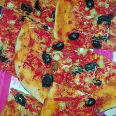 Une photo de بيتزا على طريقتي جديدة احس من تاع لمحلات🍕🍕