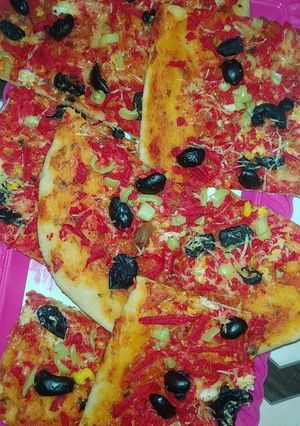 صورة لوصفة بيتزا على طريقتي جديدة احس من تاع لمحلات🍕🍕