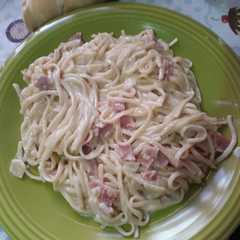 Una foto de Spaguetti con crema de leche y panceta o bacon delicioso!