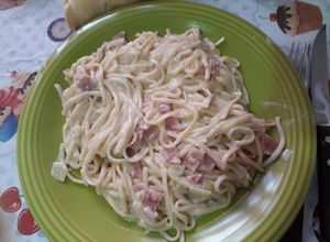 Una foto de Spaguetti con crema de leche y panceta o bacon delicioso!