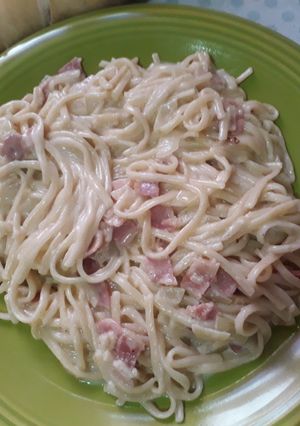 Una foto de Spaguetti con crema de leche y panceta o bacon delicioso!