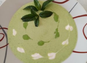 Joghurtos, mentás, zöldborsó krémleves recept fotója