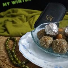 A picture of Gond ke ladoo.