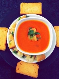 ટોમેટો સૂપ(Tomato soup recipe in gujarati) રેસીપી મુખ્ય ફોટો