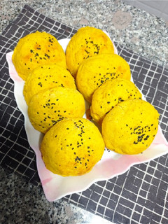 Una foto de Bollitos sin gluten de calabaza 🎃 y leche condensada saludable