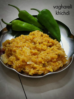 વઘારેલી ખીચડી (Vaghareli Khichdi Recipe In Gujarati) રેસીપી મુખ્ય ફોટો