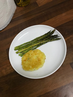 Una foto de Hamburguesa de patata con puntas de espárragos verdes