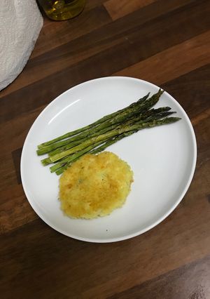 Una foto de Hamburguesa de patata con puntas de espárragos verdes