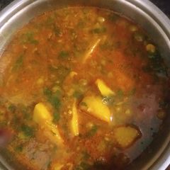 A picture of Aloo matar.