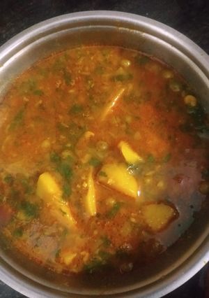 A picture of Aloo matar.