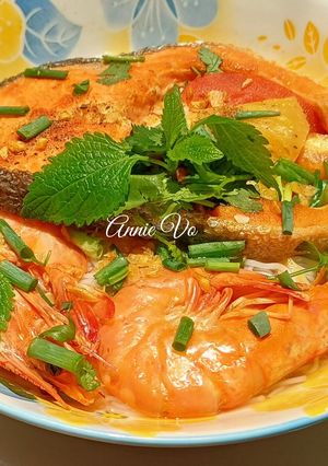Hình của món Bún Thái cá hồi và tôm.
