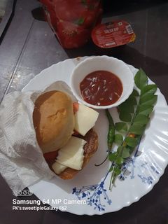 टिक्की बर्गर (Tikki burger recipe in hindi) रेसिपी मुख्य फोटो