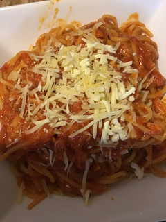 Una foto de Espaguetis con sala de piquillos y atún Thermomix