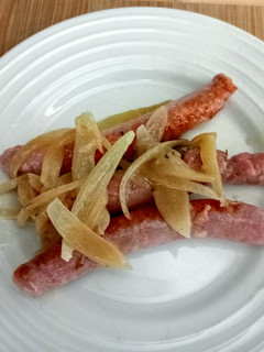 Una foto de 🌭Salchichas de pollo al vino🍷